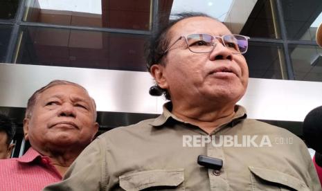 Mantan Menteri Koordinator Bidang Maritim dan Sumber Daya Indonesia Rizal Ramli dan Ketua Majelis Syura Partai Ummat Amien Rais bersama puluhan orang mendatangi Gedung Merah Putih Komisi Pemberantasan Korupsi (KPK), Jakarta Selatan, Senin (21/8/2023).