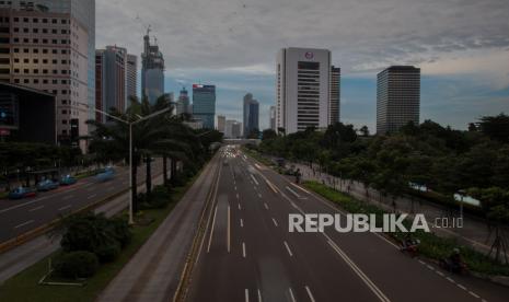 Suasana jalan yang lengang di kawasan bisnis Sudirman, Jalan Sudirman, Jakarta, Selasa (7/4). Pemerintah menetapkan stastus Pembatasan Sosial Berskala Besar (PSBB) di wilayah Provinsi DKI Jakarta dalam rangka percepatan penanganan Covid-19.