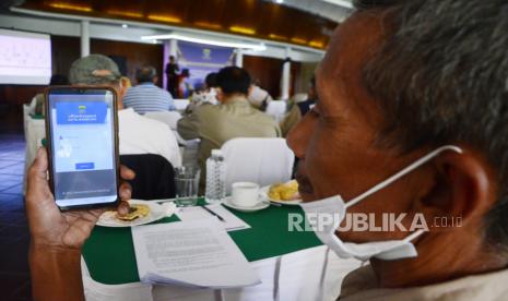 Salah satu peserta yang tegabung dalam Forum RW (Rukun Warga), memperlihatkan aplikasi E-Partisipasi saat kegiatan Peningkatan Kapasitas RW di Kota Bandung Melalui Sosialisasi Aplikasi E-Partisipasi, di Bumi Sangkuriang, Ciumbuleuit, Kota Bandung, Kamis (2/12). Dengan aplikasi E-Partisipasi diharapkan dapat mempermudah komunikasi dan sinergi antara Pemkot Bandung dengan petugas RW, khususnya disaat masa pandemi Covid-19.