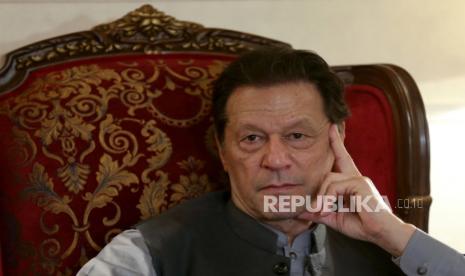  Imran Khan, former Prime Minister and head of opposition party Pakistan Tehrik-e-Insaf (PTI), talks with journalists during a press conference at his home in Lahore, Pakistan, 03 August 2023. The Toshakhana case against the PTI chief has sparked controversy as he challenges the jurisdiction of the court and alleges bias of the judge. He seeks the transfer of the case and the reinstatement of his right to defense. The case revolves around the accusation of concealing gifts received during his term as prime minister. The Election Commission of Pakistan lawyer presents arguments, highlighting the discrepancy in asset declaration. The Supreme Court also hears the case, emphasizing the importance of fairness and accountability in public office.   