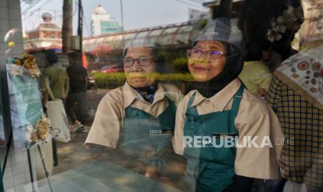 Orang lanjut usia. Lakukan beberapa cara di bawah ini untuk memperlambat penuaan biologis.