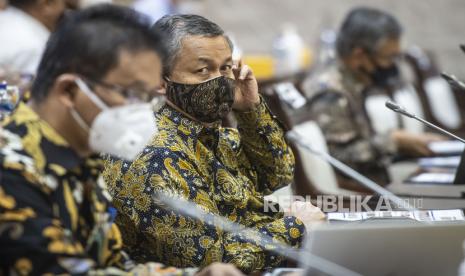 Gubernur Bank Indonesia Perry Warjiyo (tengah), Ketua DK OJK Wimboh Santoso (kanan) dan Ketua DK LPS Purbaya Yudhi Sadewa (kiri) mengikuti rapat kerja dengan Komisi XI DPR di Kompleks Parlemen, Senayan, Jakarta, Senin (14/6/2021). Raker tersebut membahas evaluasi perekonomian nasional dan stabilitas sistem keuangan triwulan I tahun 2021.