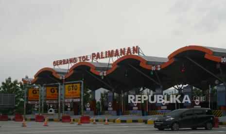 Kendaraan melintas di Gerbang Tol Palimanan, Cirebon (ilustrasi). Operator Astra Tol Cikopo-Paliamanan (Cipali) mulai melakukan uji coba peniadaan transaksi pembayaran di Gerbang Tol (GT) Palimanan Cirebon, Jawa Barat, dalam rangka persiapan arus mudik Lebaran 2022. 