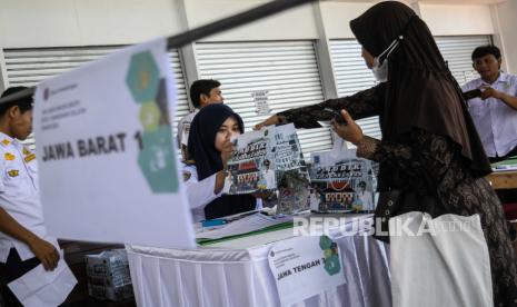 Seorang warga melakukan validasi data di Posko Mudik Gratis Terminal BSD, Tangerang Selatan, Banten, Selasa (26/3/2024). Pemerintah Kota Tangerang Selatan menyediakan sebanyak 700 kursi mudik gratis Idul Fitri 1445H bagi warga setempat dengan tujuan Lampung, Jawa Timur, Jawa Tengah dan Jawa Barat. 