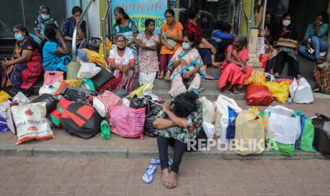  Orang-orang menunggu untuk membeli minyak tanah di sebuah pompa bensin di tengah kelangkaan bahan bakar di Kolombo, Sri Lanka, 07 Juni 2022. Sri Lanka menghadapi krisis ekonomi terburuk dalam beberapa dasawarsa karena kurangnya devisa, yang mengakibatkan kelangkaan pangan, bahan bakar, obat-obatan. , dan barang impor. Protes telah mengguncang negara itu selama berminggu-minggu, menyerukan pengunduran diri presiden atas dugaan kegagalan mengatasi krisis ekonomi yang memburuk saat ini.