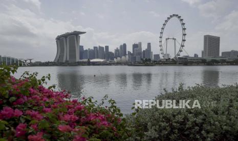 Cakrawala distrik keuangan di seberang Gardens by the Bay East di Singapura, 15 Februari 2021.