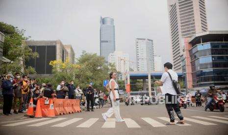 Warga melakukan peragaan busana di kawasan Dukuh Atas, Jakarta, Senin (25/7/2022). Peragaan busana bertajuk Citayam Fashion Week kini semakin ramai dilakukan oleh berbagai kalangan mulai dari artis, content creator hingga remaja yang datang dari ibu kota maupun luar kota. Republika/Putra M. Akbar