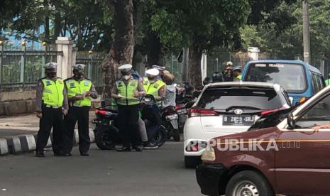 Penindakan tilang manual di kawasan Pasar Minggu, Jakarta Selatan, Senin (28/8/2023).