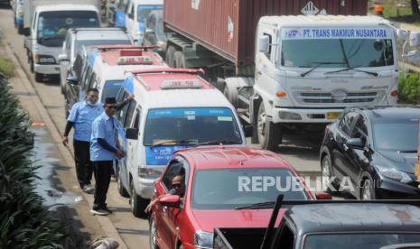 Sejumlah kendaraan terjebak kemacetan imbas dari perbaikan jembatan ambles di Jalan Akses Marunda, Cilincing, Jakarta Utara, Rabu (21/6/2023). Jembatan Marunda dari arah Bekasi menuju Cilincing mengalami kerusakan jebol pada bagian aspal hingga ambles dengan diameter sekitar satu meter. Dampak dari perbaikan jembatan tersebut membuat kemacetan hingga harus diberlakukan rekayasa arus lalu lintas dan contraflow untuk mengurai kemacetan.