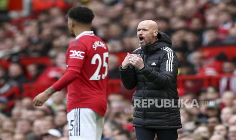 Manajer Manchester United Erik ten Hag bereaksi selama pertandingan sepak bola Liga Premier Inggris antara Manchester United dan Newcastle United di Manchester, Inggris, 16 Oktober 2022.