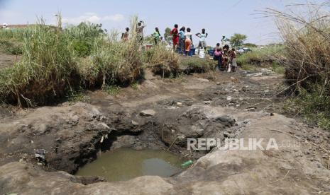  Warga yang mengambil air dari sumber yang tidak aman dan berisiko terkena beberapa penyakit seperti tifus, kolera, dan bilharzia di Hopley, Harare, Zimbabwe, 24 November 2020.  Wabah Kolera telah merenggut nyawa 110 warga Malawi sejak Maret 2022.