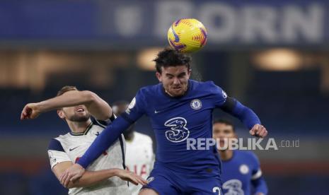 Pemain Chelsea Ben Chilwell menyundul bola di sebelah Harry Kane dari Tottenham, kiri, selama pertandingan sepak bola Liga Premier Inggris antara Chelsea dan Tottenham Hotspur di Stamford Bridge di London, Inggris, Minggu, 29 November 2020. 