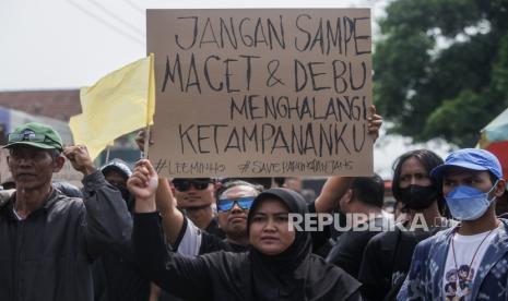 Sejumlah massa aksi membawa poster saat unjuk rasa di depan Kantor Kecamatan Parung Panjang, Kabupaten Bogor, Jawa Barat, Senin (20/11/2023). Unjuk rasa yang diikuti oleh lapisan elemen masyarakat tersebut diakibatkan polemik operasional truk tambang yang tidak ada solusi konkret dan terus memakan korban jiwa. Pada unjuk rasa tersebut massa aksi menuntut pemerintah untuk segera lakukan perbaikan jalan, mempercepat pembangunan jalur khusus tambang dan perketat pemberlakuan jam operasional truk tambang. 