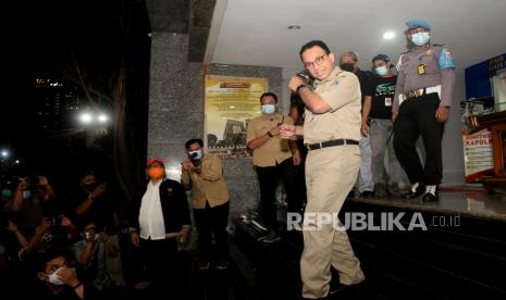 Gubernur DKI Jakarta Anies Baswedan bersiap memberikan keterangan usai memenuhi undangan klarifikasi di Mapolda Metro Jaya, Jakarta, Selasa (17/11). Gubernur DKI Jakarta Anies Baswedan memenuhi panggilan pihak kepolisian untuk dimintai klarifikasi terkait terkait kerumunan massa di rumah Habib Rizieq Shihab (HRS) di Petamburan, Jakarta Pusat, pada masa pembatasan sosial berskala besar (PSBB) transisi. Prayogi/Republika.