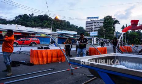 Posko Satgas COVID-19  Taman Imbi Kota Jayapura di bongkar, Senin (8/6/20). Direktorat Pengamanan Objek Vital (Dit Pam Obvit) Polda Papua menyosialisasikan pencegahan penyebaran COVID-19 di tengah penerapan normal baru di sejumlah hotel yang ada di Kota Jayapura, Papua.