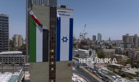  Bendera Palestina diturunkan dari sebuah gedung oleh otoritas Israel setelah dipasang oleh kelompok advokasi yang mempromosikan koeksistensi antara Palestina dan Israel, di Ramat Gan, Israel, Rabu, 1 Juni 2022.