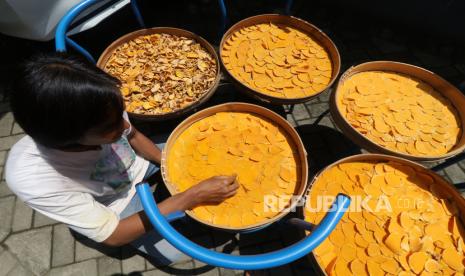 Curcumin untuk Meningkatkan Daya Tahan Tubuh. Foto: Perajin jamu menjemur irisan temulawak sebagai bahan baku minuman kesehatan di Desa Bulu, Kediri, Jawa Timur, Sabtu (4/4). Temulawak kering siap seduh tersebut dijual seharga Rp50 ribu per kilogram dan dipercaya banyak orang mampu meningkatkan kekebalan tubuh di tengah merebaknya COVID-19