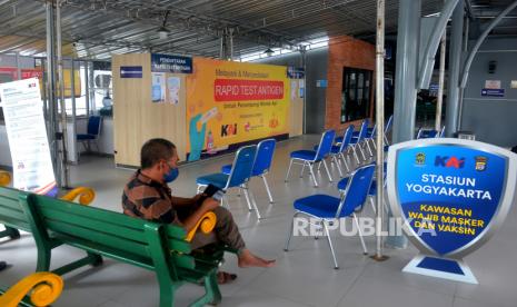 Tempat tes rapid antigen sepi di Stasiun Yogyakarta, Kamis (19/5/2022). Pelanggan kereta api jarak jauh yang telah vaksinasi Covid-19 dosis kedua atau boster tidak diwajibkan menunjukan hasil negatif tes RT PCR atau rapid tes Antigen pada saat boarding. Kebijakan ini berlaku mulai keberangkatan 18 Mei 2022 kemarin. Namun, bagi penumpang yang baru vaksin pertama atau belum vaksin dengan alasan medis wajib menunjukkan hasil negatif Rapid Tes Antigen 1x24 jam atau tes RT-PCR 3x24 jam.