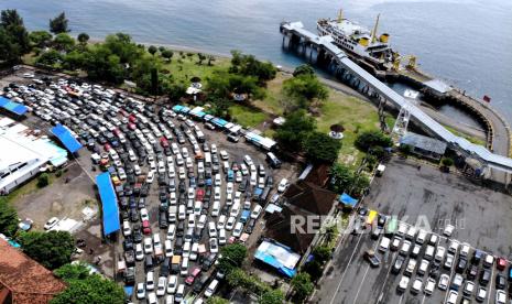 Foto udara kendaraan pemudik yang antre untuk naik ke kapal feri di Pelabuhan Gilimanuk, Jembrana, Bali, Jumat (29/4/2022). Pelabuhan Gilimanuk Bali dipadati oleh ribuan kendaraan pemudik yang akan menyeberang ke Pulau Jawa pada H-3 Hari Raya Idul Fitri 1443 H. 