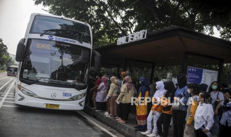 Sejumlah penumpang bersiap menaiki bus wisata Transjakarta di Jakarta, Selasa (10/5/2022). PT Transportasi Jakarta (Transjakarta) memperpanjang layanan bus wisata gratis hingga Rabu (11/5/2022), dengan rute Jakarta Modern (BW2) Juanda Istiqlal dan Pencakar Langit (BW4) IRTI Monas. Republika/Putra M. Akbar