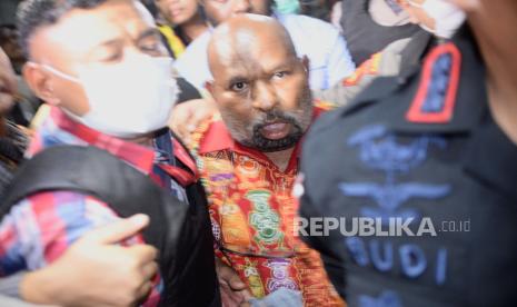 Gubernur Papua Lukas Enembe saat tiba di RSPAD Gatot Soebroto, Jakarta, Selasa (10/1/2023). Pemerintah membekukan anggaran Pemprov Papua yang merupakan buntut penangkapan Enembe