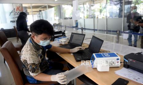 Petugas mengetes kantong udara berisi sampel napas calon penumpang dengan GeNose C19 di Stasiun Gambir, Jakarta, Senin (15/2). Mulai hari ini, Stasiun Gambir melayani pengecekan Covid-19 menggunakan GeNose C19. Sebelumnya, pemeriksaan GeNose C19 di stasiun kereta api di Jakarta hanya tersedia di Stasiun Pasar Senen dengan biaya sebesar Rp 20.000,-.Prayogi/Republika 