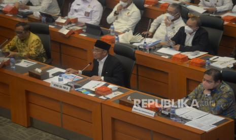 Menko Polhukam Mahfud MD (kiri), Menko PMK Muhadjir Effendy (tengah) dan Menko Perekonomian Airlangga Hartarto (kanan) mengikuti rapat kerja dengan Badan Anggaran DPR di Kompleks Parlemen, Senayan, Jakarta, Senin (6/6/2022). Rapat tersebut membahas Rencana Kerja Anggaran Kementerian/Lembaga (RKA K/L) dan Rencana kerja pemerintah (RKP) Menko-menko Tahun 2023.