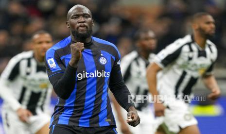 Pemain Inter Milan Romelu Lukaku melakukan selebrasi setelah dia mencetak gol pertama timnya pada pertandingan sepak bola Serie A antara Inter Milan dan Udinese di stadion San Siro, di Milan, Italia, Ahad (19/2/2023) dini hari WIB.