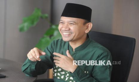 Ustadz Oni Sahroni saat sesi foto dengan Republika di Jakarta, Selasa (18/2/2025).