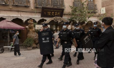 Polisi berpatroli di kawasan wisata bergaya kota tua yang baru dibangun di Kashgar, Daerah Otonomi Uyghur Xinjiang, Cina, Selasa (4/5). Pusat wisata bergaya taman hiburan yang menampilkan budaya Muslim Uyghur itu tak pernah luput dari keamanan yang ketat. Xinjiang mendapatkan sumber pendapatan baru dari kawasan wisata tersebut yang ditargetkan lebih dari 200 juta pengunjung ke Xinjiang tahun ini dan 400 juta pada 2025. REUTERS/Thomas Peter  SEARCH 