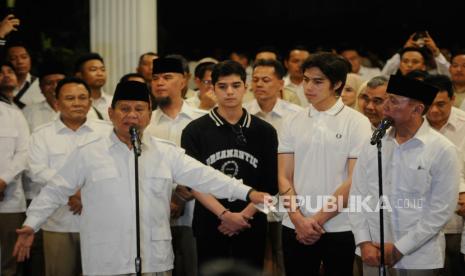 Ketua Umum Partai Gerindra Prabowo Subianto (kiri) bersama Wakil Ketua Dewan Pembina Partai Gerindra Mochamad Iriawan (kanan), Al Ghazali dan El Rumi menyampaikan konferensi pers usai menggelar pertemuan di Jakarta, Kamis (24/4/2023). Gerindra mengumumkan sejumlah tokoh yang baru resmi bergabung yaitu Mochamad Iriawan, Mawardi Yahya, Al Ghazali dan El Rumi.