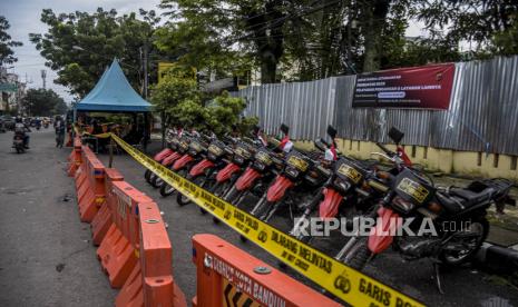 Sejumlah motor polisi terparkir di depan Mapolsek Astana Anyar,  Jalan Astana Anyar, Kota Bandung, Kamis (8/12/2022). Markas Kepolisian Sektor (Mapolsek) Astana Anyar ditutupi pagar seng pascaledakan bom bunuh diri yang terjadi pada Rabu (7/12/2022). Selain itu, seluruh pelayanan di Mapolsek Astana Anyar dialihkan sementara ke Polrestabes Bandung. Republika/Abdan Syakura