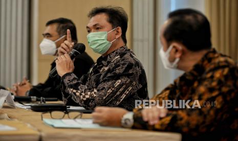 Kepala Badan Pengatur Hilir Minyak dan Gas Bumi (BPH Migas) Fanshurullah Asa (tengah) didampingi Komite BPH Migas Hari Pratoyo (kiri) dan Jugi Prajogo (kanan) saat memimpin acara public hearing peninjauan penetapan tarif pengangkutan gas bumi di Bekasi, Jawa Barat, Kamis (22/4). Penetapan tarif yang diatur diantaranya pengangkutan gas bumi melalui ruas Wunut - Ngoro milik PT Dharma Pratama Sejati, Ruas KP 4.3 - PLN Kanaan, Muara Karang - Muara Tawar dan Belawan - KIM - KEK milik Pertamina Gas. Republika/Thoudy Badai