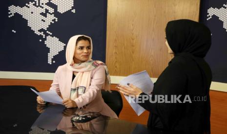 Jurnalis wanita Afghanistan bekerja di stasiun TV Asr News di Herat, Afghanistan, 16 September 2020. Taliban mewajibkan semua pembawa berita televisi wanita untuk menutupi wajah ketika sedang mengudara. Ilustrasi.