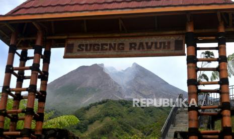 Visual Gunung Merapi terlihat jelas dari Klangon, Sleman, Yogyakarta. Hampir dua tahun status Gunung Merapi masih siaga atau sejak 5 November 2020. Sementara itu, tidak teramati perubahan signifikan kubah Barat Daya dan kubah Tengah. Untuk volume kubah lava barat daya sebesar 1,6 juta meter kubik dan kubah tengah sebesar 2,7 juta meter kubik. Potensi bahaya saat ini berupa guguran lava dan awan panas pada sektor Selatan dan Barat Daya.