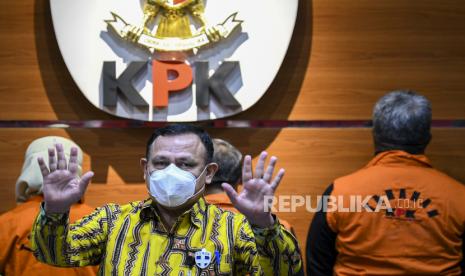 Ketua Komisi Pemberantasan Korupsi (KPK) Firli Bahuri (tengah)