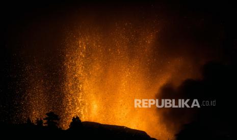  Lava mengalir dari letusan gunung berapi di pulau La Palma di Canaries, Spanyol, Minggu, 19 September 2021. Sebuah gunung berapi di pulau La Palma di Samudra Atlantik Spanyol meletus Minggu setelah aktivitas seismik selama seminggu, mendorong pihak berwenang untuk mengevakuasi ribuan orang saat aliran lahar menghancurkan rumah-rumah yang terisolasi dan mengancam akan mencapai pantai. Letusan baru berlanjut hingga malam hari.