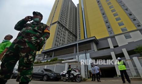 Sejumlah petugas berjaga di depan Wisma Atlet, Kemayoran, Jakarta, Kamis (19/3/2020). (Antara/Aditya Pradana Putra)