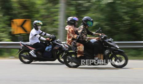 Pemudik sepeda motor melintas di jalan nasional (ilustrasi)