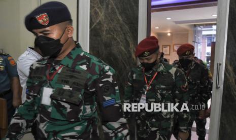 Tiga Prajurit TNI AL terdakwa kasus pembunuhan bos rental mobil Klk Bah Bambang Apri Atmojo (kiri), Sertu Bah Akbar Adli (tengah) dan Sertu Kom Rafsin Hermawan (kanan) memasuki ruang sidang Pengadilan Militer II-08, Jakarta Timur, Senin (10/2/2025). Agenda sidang adalah pembacaan dakwaan terhadap ketiga terdakwa atas kasus penembakan di rest area Km 45 Tol Tangerang-Merak. 