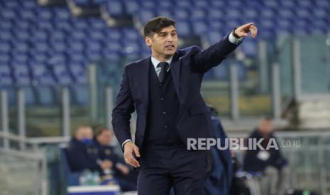 Reaksi pelatih kepala Roma Paolo Fonseca saat pertandingan sepak bola Serie A Italia antara AS Roma vs FC Hellas Verona di Stadion Olimpico di Roma, Italia, 31 Januari 2021.