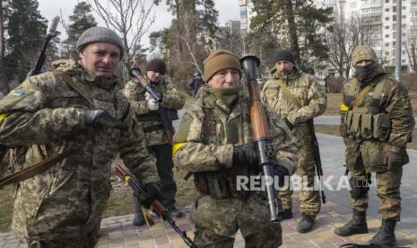 Pemerintah Rusia mengatakan mereka akan mengizinkan kombatan dari Suriah bergabung dengannya dan memerangi pasukan Ukraina. 