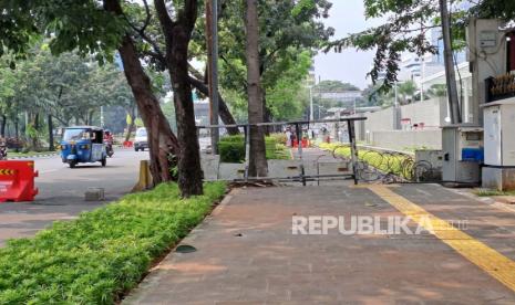 Kondisi trotoar yang ditutup di depan Kedubes Amerika Serikat di Jalan Medan Merdeka Selatan, Jakarta Pusat, Senin (5/6/2023).