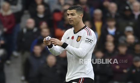 Penyerang Manchester United (MU) Cristiano Ronaldo memegang ban kapten selama pertandingan sepak bola Liga Primer Inggris antara Aston Villa dan Manchester United di Villa Park di Birmingham, Inggris, Ahad, 6 November 2022.