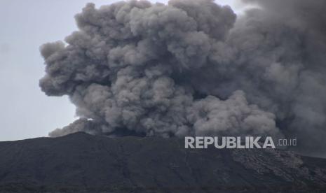 Gunung Marapi memuntahkan abu vulkanik ke udara di Agam, Sumatera Barat,, Rabu (6/12/2023). Marapi kembali erupsi pada Jumat (22/12/2023).