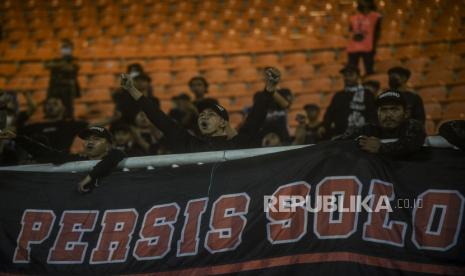 Sejumlah suporter saat menonton pertandingan RANS Cilegon FC melawan Persis Solo di Stadion Pakansari, Kabupaten Bogor, Jawa Barat, Rabu (15/12). Polri menyatakan telah memberi izin kepada PT Liga Indonesia Baru (LIB) untuk melakukan uji coba penyelenggaraan sepak bola liga 1 dan 2 dengan dihadiri oleh penonton secara langsung. Republika/Putra M. Akbar