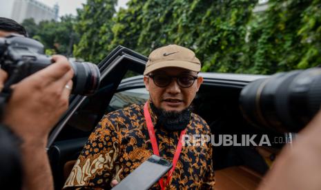 Penyidik Senior KPK Novel Baswedan memenuhi panggilan Komisi Kejaksaan Republik Indonesia di Komisi Kejaksaan RI, Jakarta, Kamis (2/7). Panggilan tersebut dalam rangka menindak lanjuti laporan pengaduan masyarakat terkait dugaan perkara penyiraman air keras terhadap Novel baswedan dengan terdakwa Ronny Bugis dan Rahmat Kadir Mahulette.