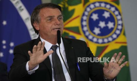 Presiden Brasil Jair Bolsonaro berbicara dalam upacara di istana kepresidenan Planalto, di Brasilia, Brasil, Selasa, 13 Juli 2021.