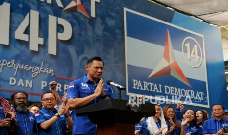 Ketua Umum Partai Demokrat Agus Harimurti Yudhoyono (AHY) didampingi jajaran pengurus dan kader menyampaikan konferensi pers di kanto DPP Partai Demokrat, Jakarta, Senin (4/9/2023). Dalam keterangannya AHY mengatakan bahwa Partai Demokrat sudah bukan bagian dari Koalisi Perubahan untuk Persatuan sekaligus bersiap membuka ruang komunikasi dengan koalisi yang sudah ada saat ini. Selain itu AHY juga mengucapkan selamat kepada Capres Anies Baswedan dan Cawapres Muhaimin Iskandar usai mendeklarasikan sebagai pasangan Capres dan Cawapres pada Pemilihan Presiden 2024 mendatang.