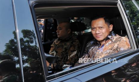 Ketua Umum DPP partai Demokrat Agus Harimurti Yudhoyono tiba di kompleks Kementerian Pertahanan RI, Jakarta, Kamis (17/10/2024). Presiden terpilih Prabowo Subianto menggelar pertemuan bersama sejumlah petinggi partai politik diantaranya Ketua Umum partai Nasdem Surya Paloh, Ketua Umum PAN Zulkifli Hasan, Ketua Umum Partai Golkar Bahlil Lahadalia, Ketua Umum DPP Partai Demokrat Agus Harimurti Yudhoyono dan Ketua Umum PKB Muhaimin Iskandar.